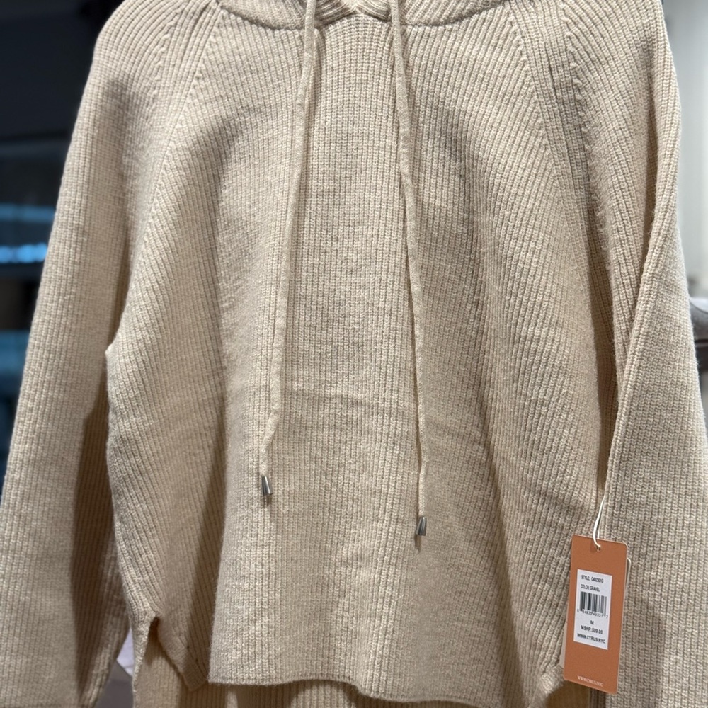 Cyprus pullover with hoodie